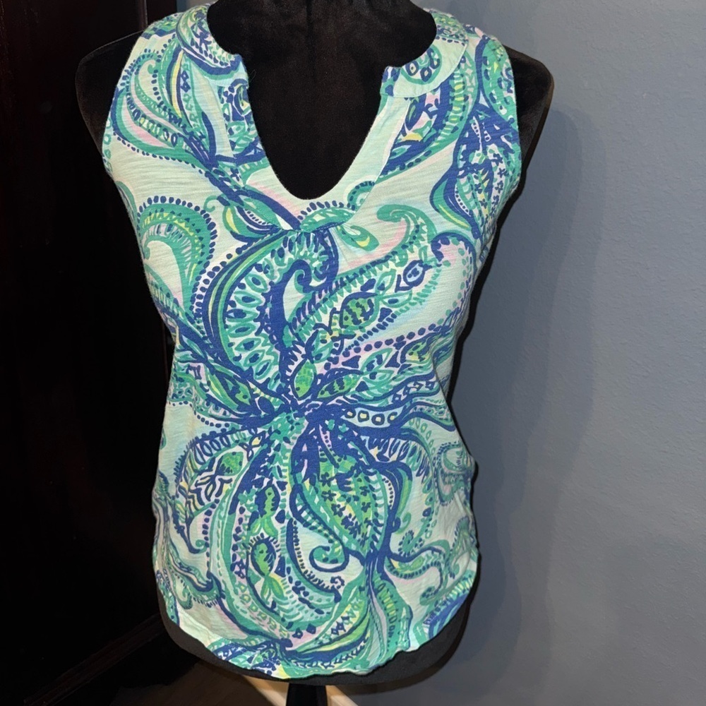 â˘Lilly Pulitzer notch detail Topâ˘